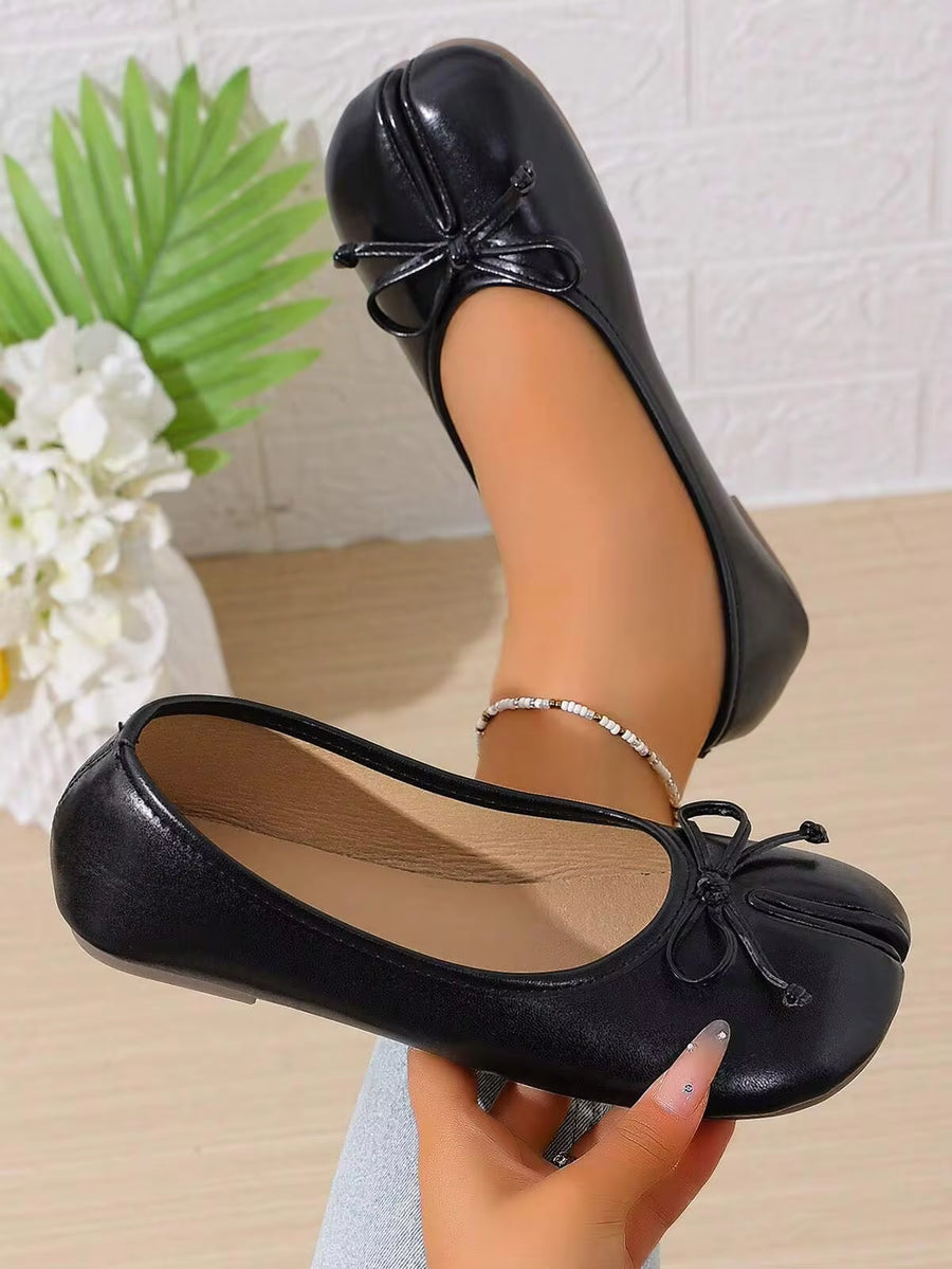 2026 New Glossy Black Bow Split Toe Shoes | Vintage Low Vamp Slip-On Flat Shoes, Versatile For Commute, Date, Mid-Autumn Festival, National Day, Christmas, Halloween, Thanksgiving, Daily Wear